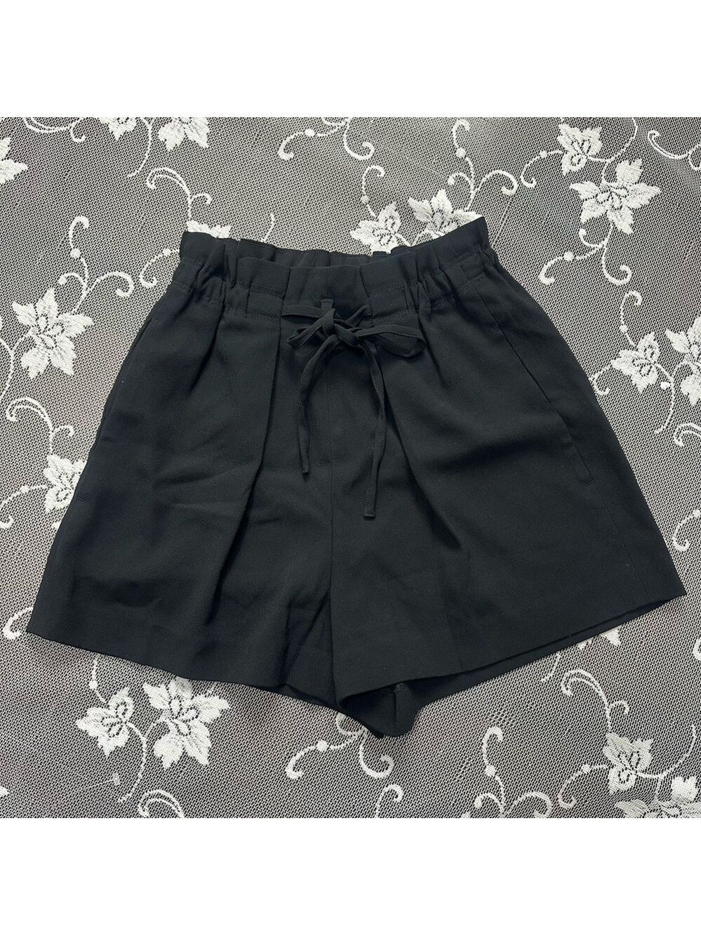 Aritzia Babaton High Waisted Paper Bag Shorts in Black Sz XS